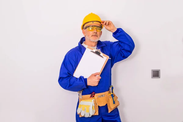 Bauarbeiter Oder Profi Mit Werkzeug Und Helm — Stockfoto