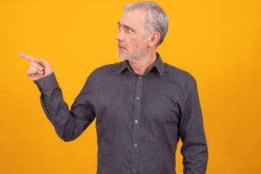 Yetişkin adam renk arkaplan göstergesinde izole