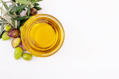 Zeytinli ve zeytinli ekstra saf zeytinyağı.