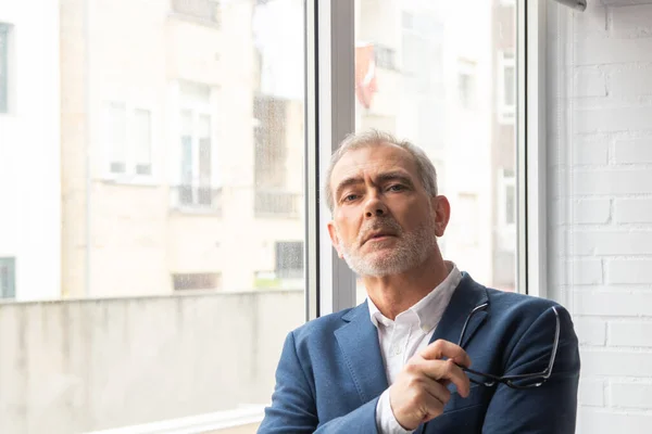 Hombre Adulto Mayor Pelo Blanco Junto Ventana Con Luz Natural — Foto de Stock