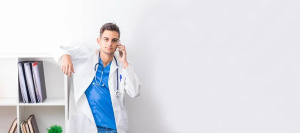 Médico Que Trabalha Com Telefone Celular Estetoscópio — Fotografia de Stock