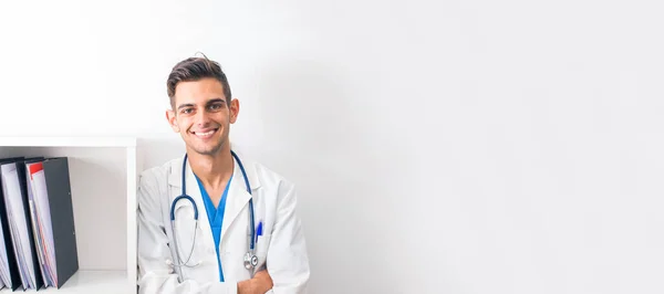 Retrato Médico Sorridente Com Estetoscópio Inclinado Contra Estante — Fotografia de Stock