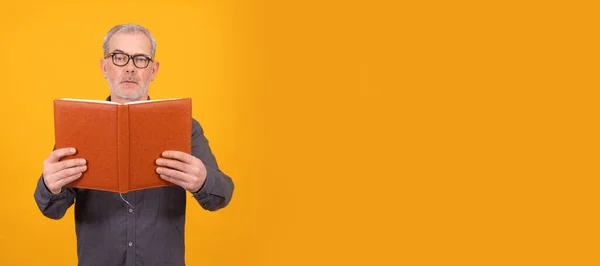 Uomo Adulto Anziano Con Libro Isolato Sfondo Colori — Foto Stock