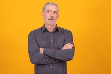 Arka planda izole edilmiş yetişkin ya da yaşlı bir adamın portresi