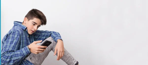 Молодий Підліток Чоловік Або Хлопчик Мобільним Телефоном — стокове фото