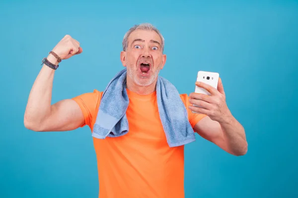 Dospělý Nebo Starší Muž Sportovním Oblečením Smartphone Izolované Pozadí — Stock fotografie