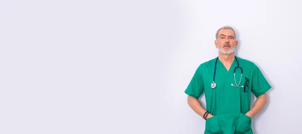 Medico Con Stetoscopio Isolato Parete Bianca — Foto Stock