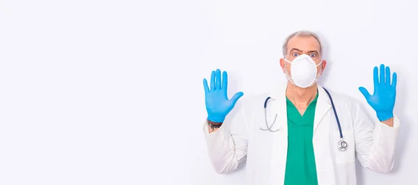 Médecin Hygiéniste Avec Masque Stéthoscope Isolé — Photo