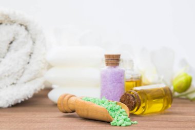 Doğal ve aromatik spa ve masaj yağlı maden tuzu.