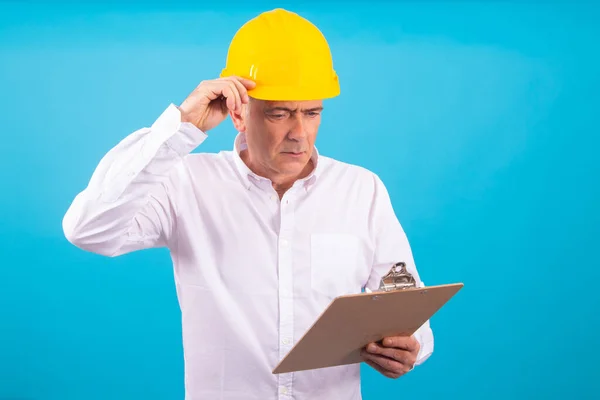 Hombre Aislado Sobre Fondo Color Con Casco Construcción —  Fotos de Stock