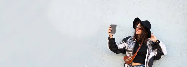 Jovem Hipster Menina Com Telefone Celular Cidade Livre — Fotografia de Stock