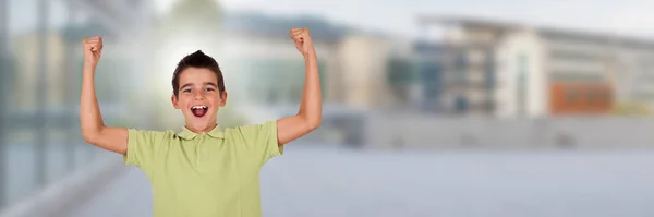 Niño Estudiante Universidad Con Los Brazos Levantados Celebrando Éxito — Foto de Stock