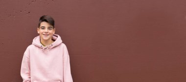 Duvarda genç bir erkeğin portresi var.