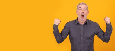 Başarı ifadesi olan izole edilmiş yetişkin ya da yaşlı bir adam