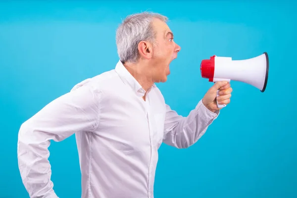 Mann Mit Megafon Brüllt Isoliert Auf Farbigem Hintergrund — Stockfoto