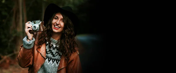 Retrato Menina Mulher Com Câmera Fotográfica Vintage Espaço — Fotografia de Stock