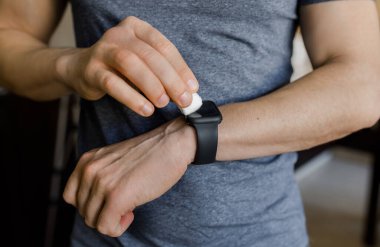 Bir adam virüslere karşı antiseptik ve mikropları eline siliyor.