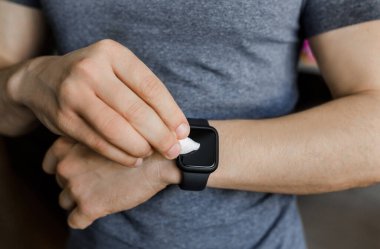 Bir adam virüslere karşı antiseptik ve mikropları eline siliyor.