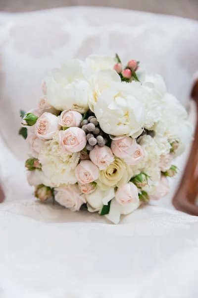 アームチェアにピンクの繊細な花束を結婚式 — ストック写真