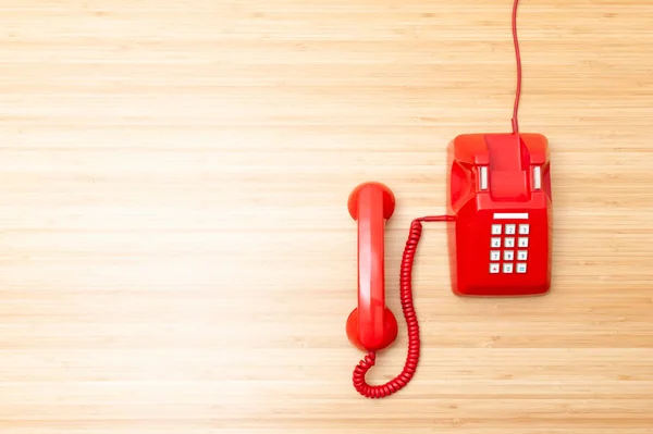 Teléfono rojo clásico en escritorio de madera — Foto de Stock