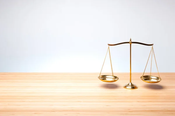 Scara de echilibru pe birou din lemn — Fotografie, imagine de stoc