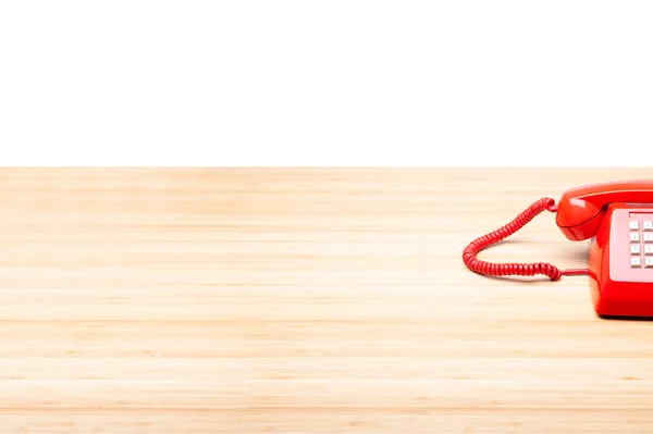 Telefone vermelho clássico na mesa de madeira — Fotografia de Stock