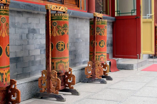 Kırmızı, yeşil ve sarı boyalı ahşap ibadet tekerlerimi. 