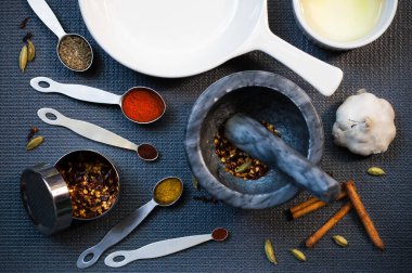 Mutfak eşyaları, mutfak masasında baharat ve kaşık ölçme