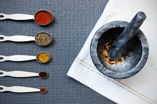 Granit harç ve havaneli ve kaşık beyaz ve altın bir bez üzerinde ölçüm