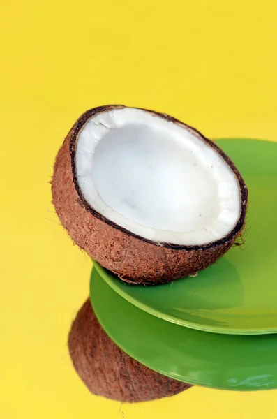 Sarı arka plana karşı yeşil bir plaka üzerinde açık Hindistan cevizi