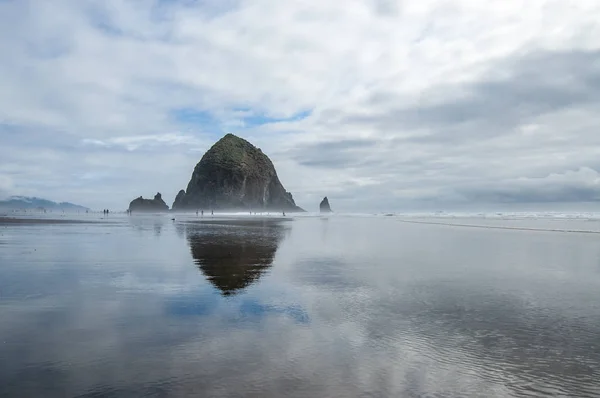 Top Beach Pasifik Okyanusu sahilinde yansıtılmış bulutlar
