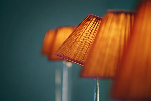 Mavi arka plan karşı beş Abajur