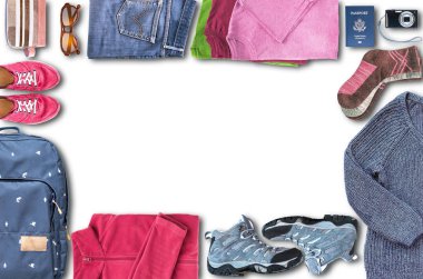 Yukarıdan görünümünü unisex bir sırt çantası, Ayakkabı, elbise, bir dijital fotoğraf makinesi, güneş gözlüğü, kozmetik çantası, beyaz zemin üzerine bir kare şeklinde düzenlenmiş bir pasaport (ABD), gibi gerekli seyahat