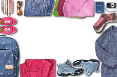 Yukarıdan görünüm in unisex seyahat gerekli bir sırt çantası, Ayakkabı, giyim gibi bir dijital fotoğraf makinesi, güneş gözlüğü, kozmetik çantası ve bir pasaport beyaz zemin üzerine bir kare şeklinde organize