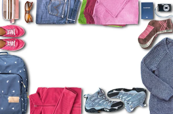 Yukarıdan görünüm in unisex seyahat gerekli bir sırt çantası, Ayakkabı, giyim gibi bir dijital fotoğraf makinesi, güneş gözlüğü, kozmetik çantası ve bir pasaport beyaz zemin üzerine bir kare şeklinde organize