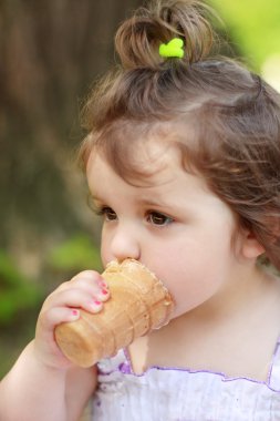 Dondurma ile güzel kız