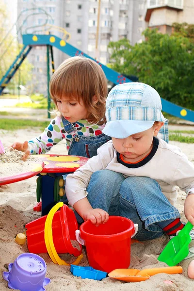 Due bambini in una sabbiera — Foto Stock