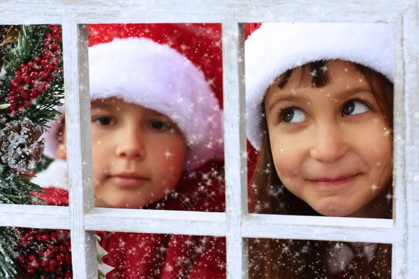 As crianças estão à espera do Natal — Fotografia de Stock