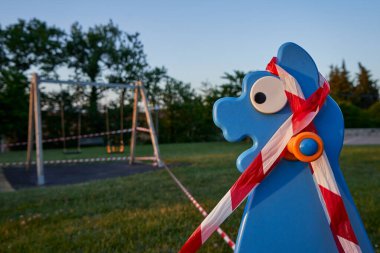 İtalya 'da yasak oyun sahasında mavi oyuncak at