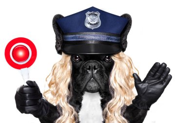 Polis ya da kadın ile köpek dur işareti ile polis