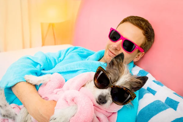 Hund mit Herrchen im Wellness-Salon — Stockfoto