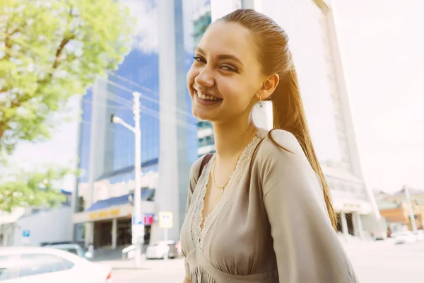 Glücklicher Student, Teenager nach dem Studium lächelnd, erfolgreich — Stockfoto