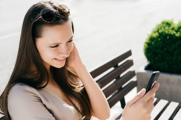 Sonriente joven adolescente chica haciendo selfie, mirando a la pantalla móvil mi — Foto de Stock