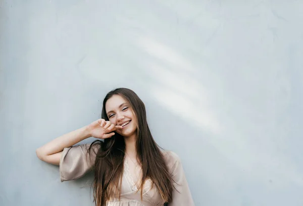 Feliz sonrisa joven dama retrato aislado, al aire libre — Foto de Stock