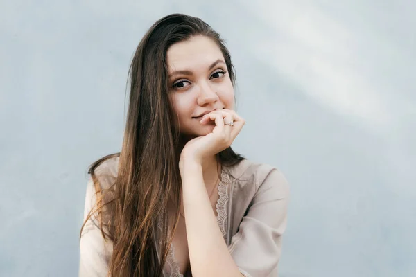 Interested young girl isolated,attended listening. — Stock Photo, Image