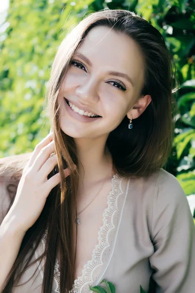 Χαμογελαστό γυναίκα πέρα από το υπόβαθρο καλοκαίρι φύση πράσινο φύλλο — Φωτογραφία Αρχείου
