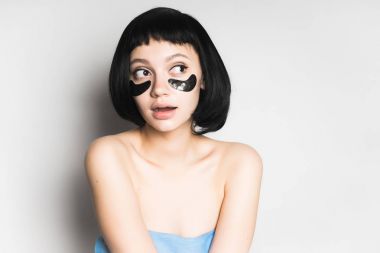 Dalgın kız ile yamalar izole gözlerinin altında doğru görünüyor. Güzellik cilt