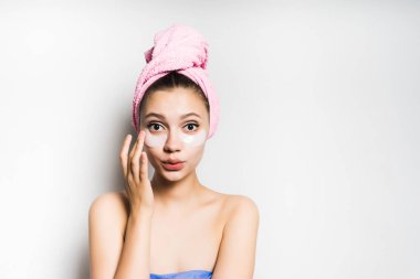 Yüz kadın dokunmatik yamalar izole gözlerinin altında şaşırttı. Güzellik cilt