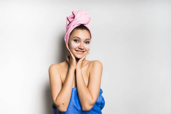 Mulher cara feliz tocar seu rosto com manchas sob os olhos, isolada. pele beleza — Fotografia de Stock