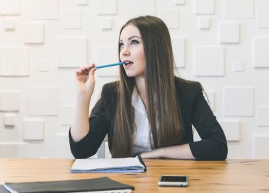 Düşünceli çekici beyaz işkadını, kalem